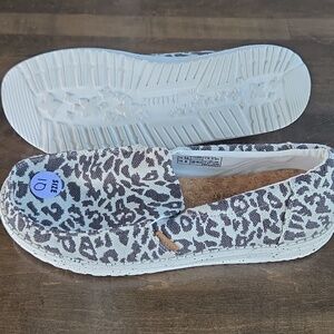 Hey Dude Size 10 NEW Women's Slip-Ons in Grey Cheetah Pattern